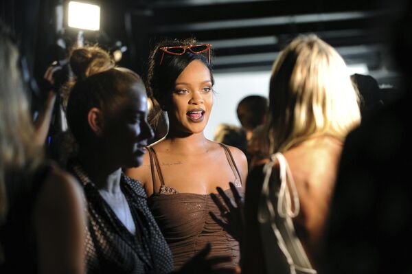 Durante la creación de su línea de lencería, Rihanna prestó especial atención a la diversidad de tallas. Según la diseñadora, cualquier mujer debe tener la oportunidad de estar guapa y sensual. En la foto: la creadora de la colección habla con los periodistas tras la presentación. - Sputnik Mundo