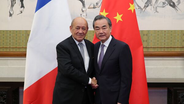 Wang Yi, ministro de Exteriores de China y Jean-Yves Le Drian, ministro de Exteriores de Francia - Sputnik Mundo