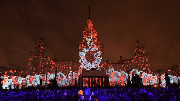 Proyección en la fachada de la Universidad Estatal de Moscú en el Festival Internacional Círculo de Luz de Moscú 2016 - Sputnik Mundo