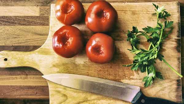 Tomates y perejil en una tabla de cortar - Sputnik Mundo