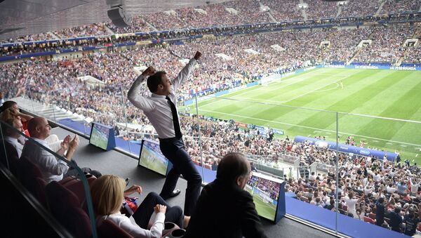 El presidente francés, Emmanuel Macron, celebra el primer gol anotado por la selección francesa durante la final del Mundial de Rusia - Sputnik Mundo
