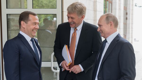El portavoz del Kremlin, Dmitri Peskov, y el presidente de Rusia, Vladimir Putin - Sputnik Mundo