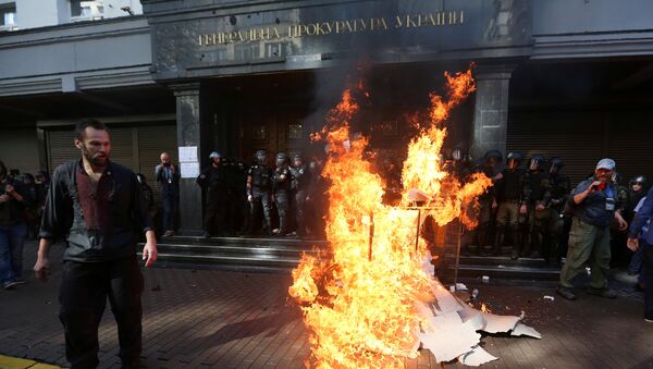 Las manifestaciones en la puerta del edificio de la Fiscalía General ucraniana, Kiev - Sputnik Mundo