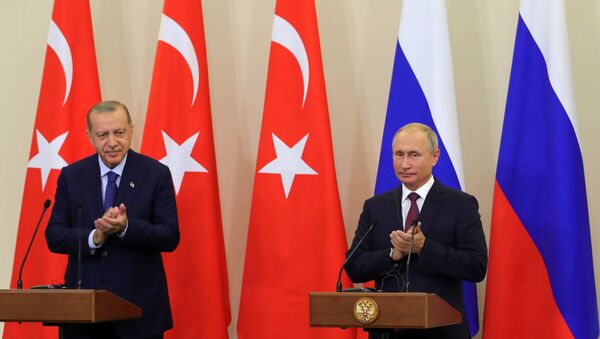 El presidente de Turquía, Recep Tayyip Erdogan y el presidente de Rusia, Vladímir Putin en Sochi, Rusia - Sputnik Mundo