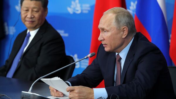 Vladímir Putin, presidente de Rusia, y Xi Jinping, presidente de China, durante el IV Foro Económico Oriental en Vladivostok, Rusia, 11 de septiembre de 2018 - Sputnik Mundo