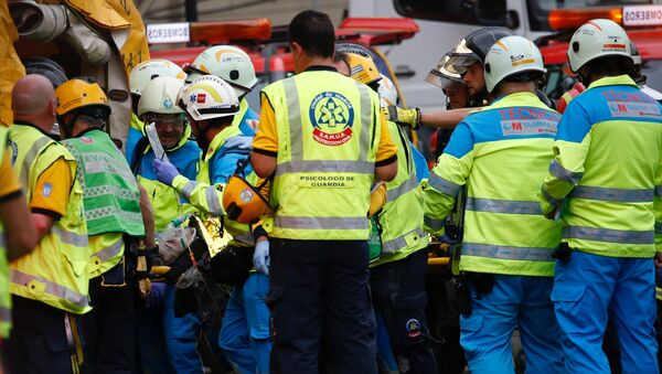 Los trabajadores de emergencias evacuan a víctimas tras derrumbe en el hotel Ritz de Madrid, España - Sputnik Mundo