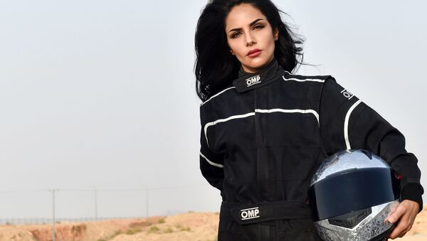 Rana Mimuni, mujer piloto saudí - Sputnik Mundo
