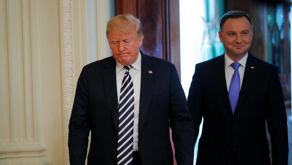 El presidente de EEUU, Donald Trump, llega con el presidente de Polonia, Andrzej Duda, a una conferencia de prensa conjunta - Sputnik Mundo