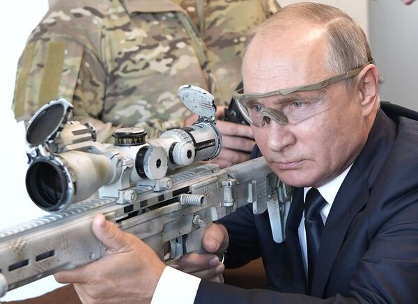 Vladímir Putin dispara con un rifle de francotirador en el parque Patriot. - Sputnik Mundo