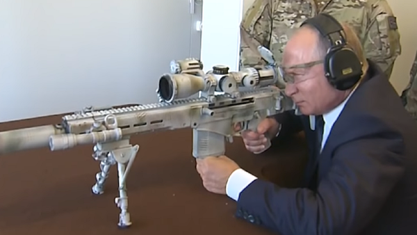 La puntería de Putin con el nuevo rifle de francotirador Kalashnikov sorprende a todos - Sputnik Mundo