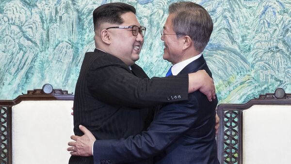 Líder de Corea del Norte, Kim Jong-un, y presidente de Corea del Sur, Moon Jae-in - Sputnik Mundo
