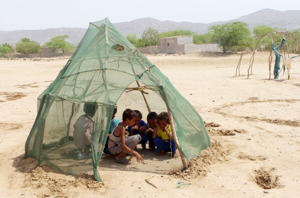 Los niños de la ciudad yemení de Al Hudaida juegan en un campo de refugiados. - Sputnik Mundo