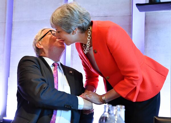 El presidente de la Comisión Europea, Jean-Claude Juncker, saluda a la primera ministra del Reino Unido, Theresa May, antes del comienzo de la cumbre informal de los mandatarios de la UE en Salzburgo (Austria). - Sputnik Mundo