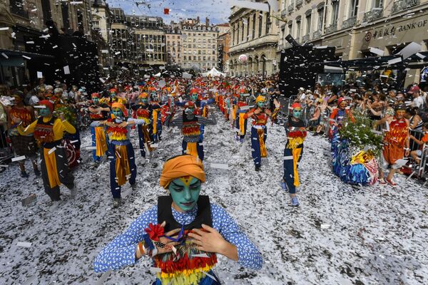 Un desfile para celebrar la Biennale de la danza en Lyon (Francia). - Sputnik Mundo