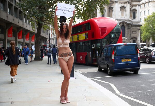 Protesta contra el uso de pieles naturales durante la Semana de la Moda de Londres. - Sputnik Mundo
