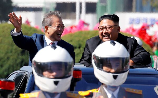 El presidente de Corea del Sur, Moon Jae-in, y el líder supremo de Corea del Norte, Kim Jong-un, durante un desfile en Pyongyang. - Sputnik Mundo