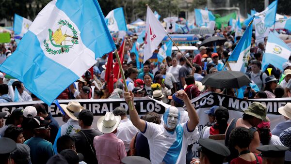 Un manifestante con la bandera de Guatemala - Sputnik Mundo