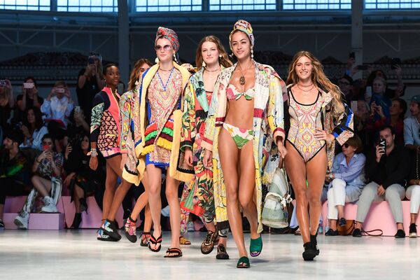 Milán es, junto con Nueva York, Londres y París, una de las ciudades consideradas meca de la moda. En la foto, las modelos desfilan con la colección de la marca Etro durante la Semana de la Moda de Milán. - Sputnik Mundo