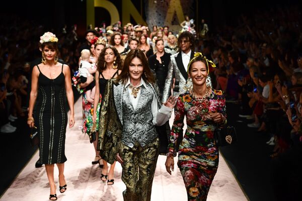También llevarán los sombreros, las bufandas y los pañuelos a modo de complemento. En la foto, las modelos desfilan con la colección de Dolce & Gabbana durante la Semana de la Moda de Milán. - Sputnik Mundo