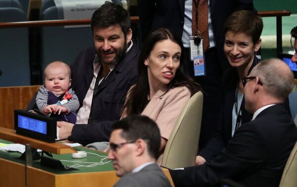 La primera ministra de Nueva Zelanda, Jacinda Ardern, con su bebé - Sputnik Mundo