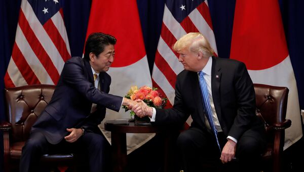 El primer ministro japonés, Shinzo Abe, y el presidente estadounidense, Donald Trump - Sputnik Mundo