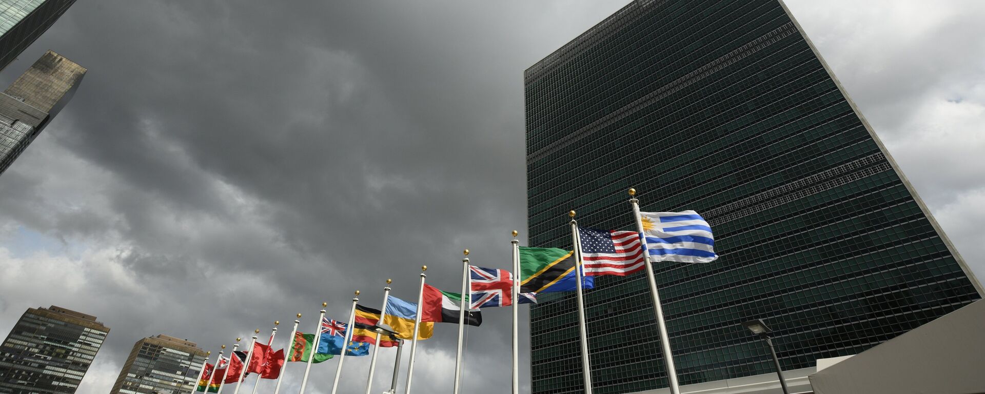 Banderas de los Estados Miembros de las Naciones Unidas frente de la sede de la ONU - Sputnik Mundo, 1920, 14.03.2022