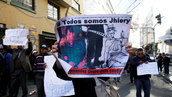 Los manifestantes con carteles demandan la libertad de un pediatra boliviano condenado - Sputnik Mundo