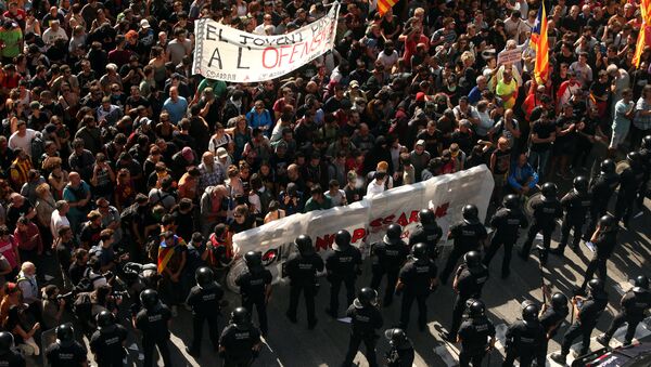 Enfrentamientos entre independentistas y policías en Barcelona - Sputnik Mundo
