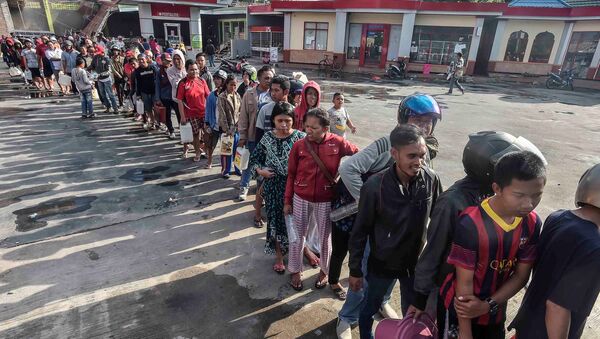 La gente hace cola para obtener combustible en una gasolinera tras el terremoto y tsunami en Indonesia - Sputnik Mundo