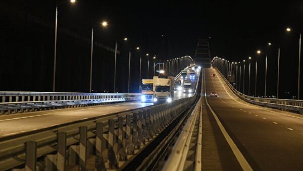 El puente de Crimea, por primera vez con camiones - Sputnik Mundo