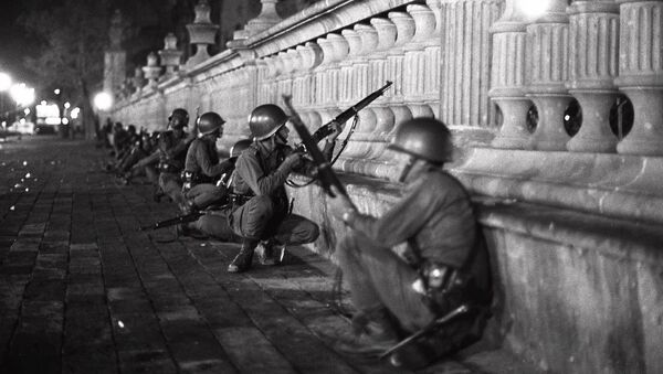 Soldados del Ejército mexicano en la región de la plaza de las Tres Culturas la noche del 2 de octubre de 1968 - Sputnik Mundo
