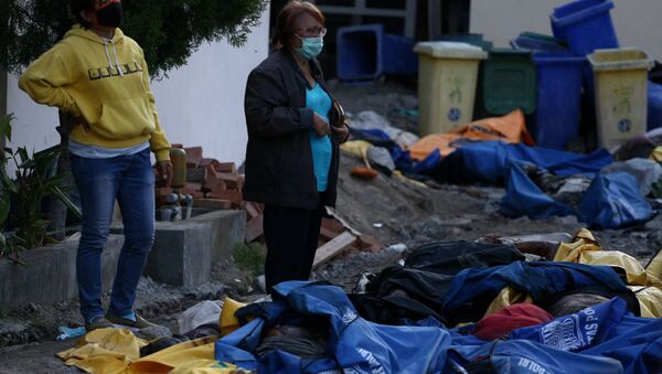 Residentes de Indonesia examinan las víctimas tras el tsunami - Sputnik Mundo