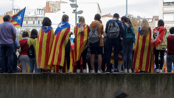 Las personas usan la bandera independista de Cataluña durante el primer aniversario del referéndum - Sputnik Mundo