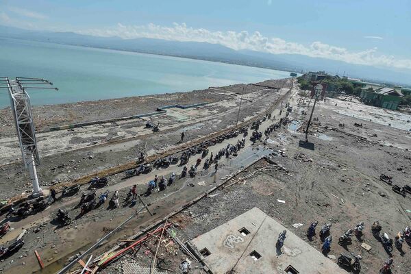 Un devastador tsunami y terremotos arrasan Indonesia - Sputnik Mundo