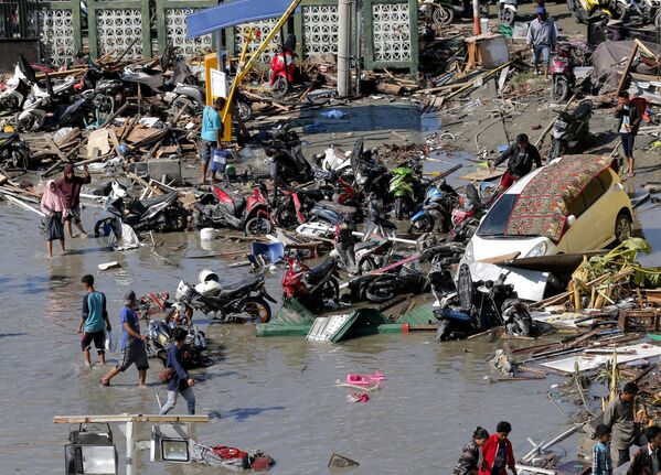 Un devastador tsunami y terremotos arrasan Indonesia - Sputnik Mundo