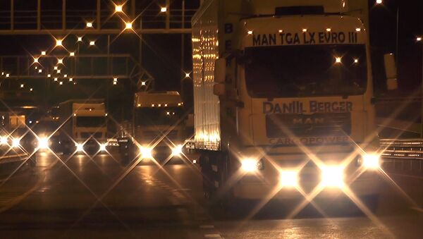 ¡Prueba de peso! Cientos de camiones de carga pasan por el puente de Crimea - Sputnik Mundo