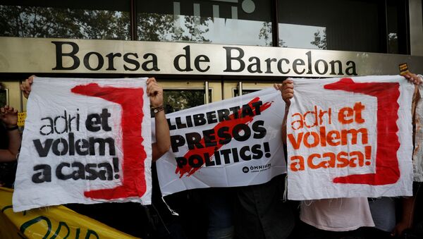Manifestantes bloquean las puertas de la Bolsa de Barcelona - Sputnik Mundo