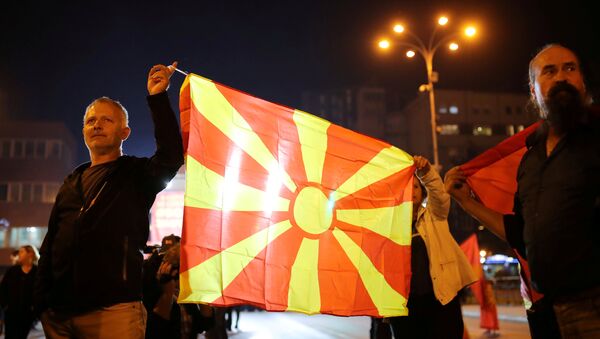 La bandera de Macedonia en una manifestación - Sputnik Mundo