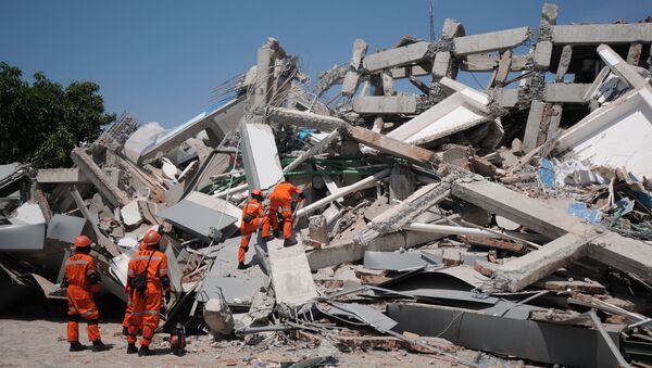 Rescatistas en Indonesia tras un terremoto - Sputnik Mundo