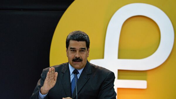 Nicolás Maduro presenta el petro - Sputnik Mundo