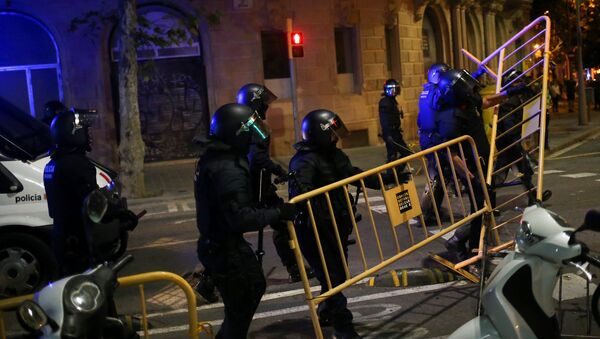 La policía retira las barricadas al final de una manifestación en el aniversario del referéndum de independencia de Cataluña - Sputnik Mundo
