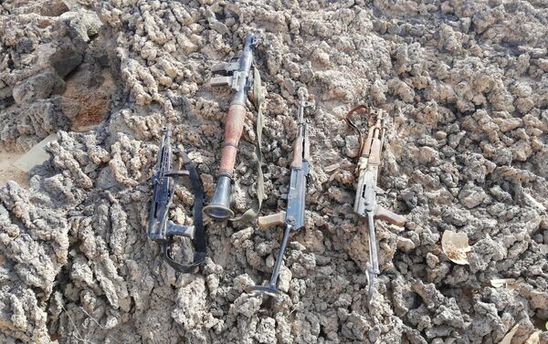 Armas abandonadas por los terroristas en el desierto de Suwaida - Sputnik Mundo