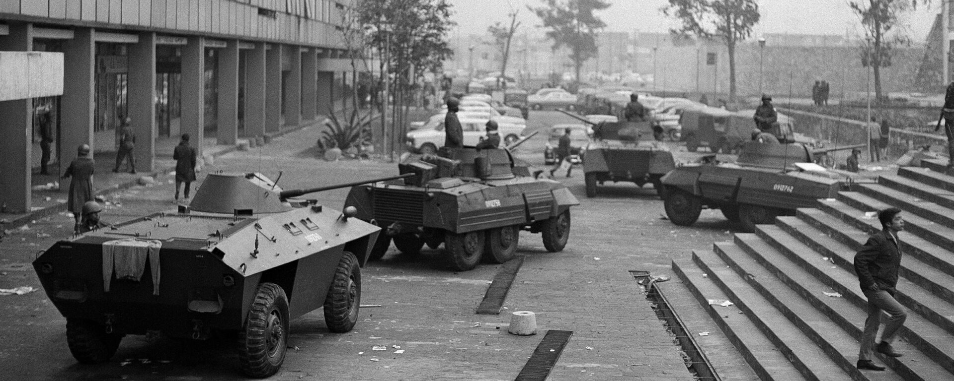 Vehículos blindados en la Plaza Tlatelolco, Ciudad de México, el 3 de octubre de 1968 - Sputnik Mundo, 1920, 22.07.2022
