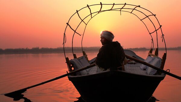 Un indio en el barco en el río Ganges (imagen referencial) - Sputnik Mundo