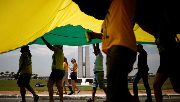 Partidarios del candidato Jair Bolsonaro con la bandera de Brasil - Sputnik Mundo