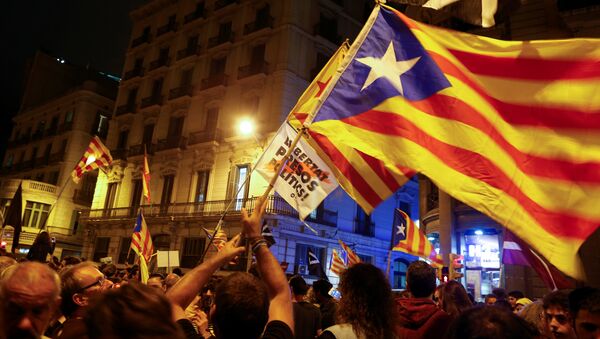 Los manifestantes ondean banderas separatistas catalanas en el primer aniversario del referéndum de independencia - Sputnik Mundo
