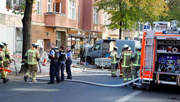 La policía y los bomberos caminan hacia el área donde un automóvil embistió a peatones en el barrio de Charlottenburg en Berlín - Sputnik Mundo