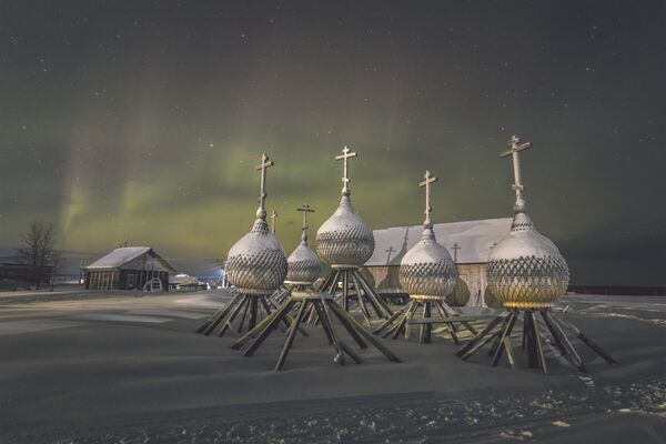 Vitali Nóvikov fotografió estas cúpulas en el pueblo de Varzuga, situado en la región de Múrmansk. - Sputnik Mundo