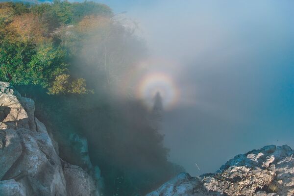 Este es el 'Espectro de Brocken', fotografiado por Daria Elésina en la montaña Ai-Petri, situada en la república rusa de Crimea. - Sputnik Mundo