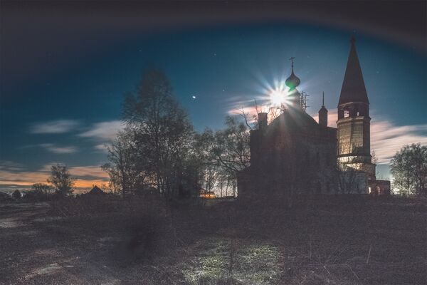 Este brillo de luna fue captado por la cámara de Ekaterina Kiréeva en el pueblo de Shukomosh, región de Ivánovo. - Sputnik Mundo